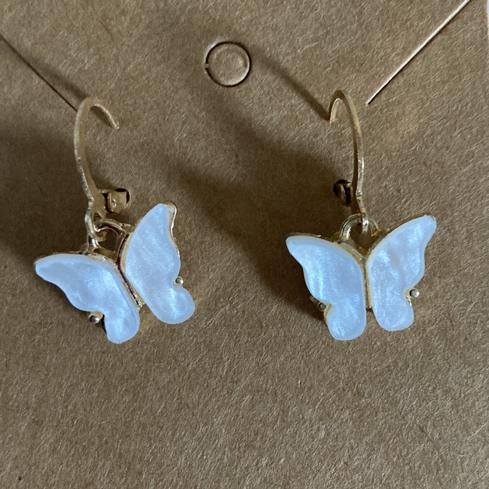 !!HOST PICK!! 🥳🎉🎊Pearl inlay earrings